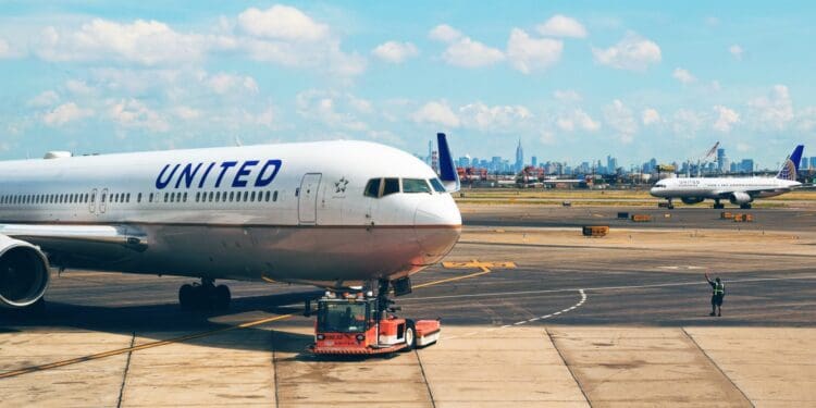 whgite United plane on park