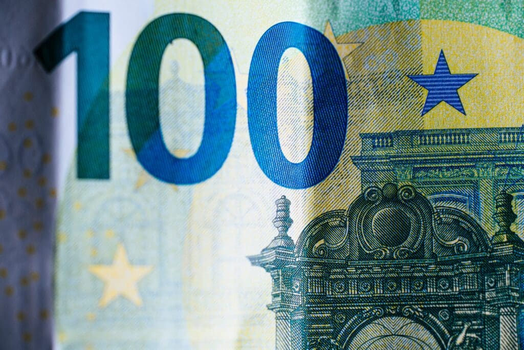 100 EURO EUR € banknote note cash money. Made with Canon 5d Mark III and analog vintage lens, Leica APO Macro Elmarit-R 2.8 100mm <noread>(Year: 1993)</noread>