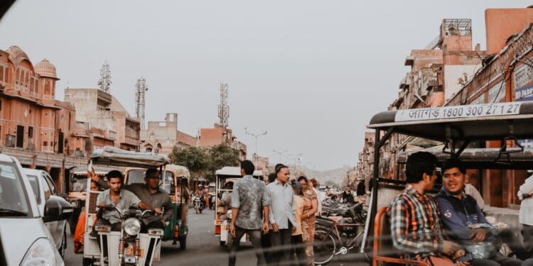 A road full of traffic in Pink City Jaipur