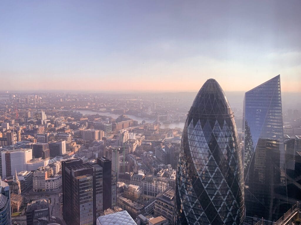 London skyline, its skyscrapers, buildings, bridges and the Thames River.