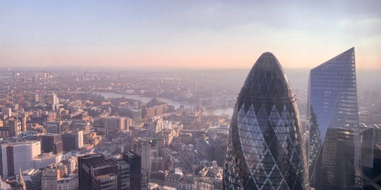 London skyline, its skyscrapers, buildings, bridges and the Thames River.