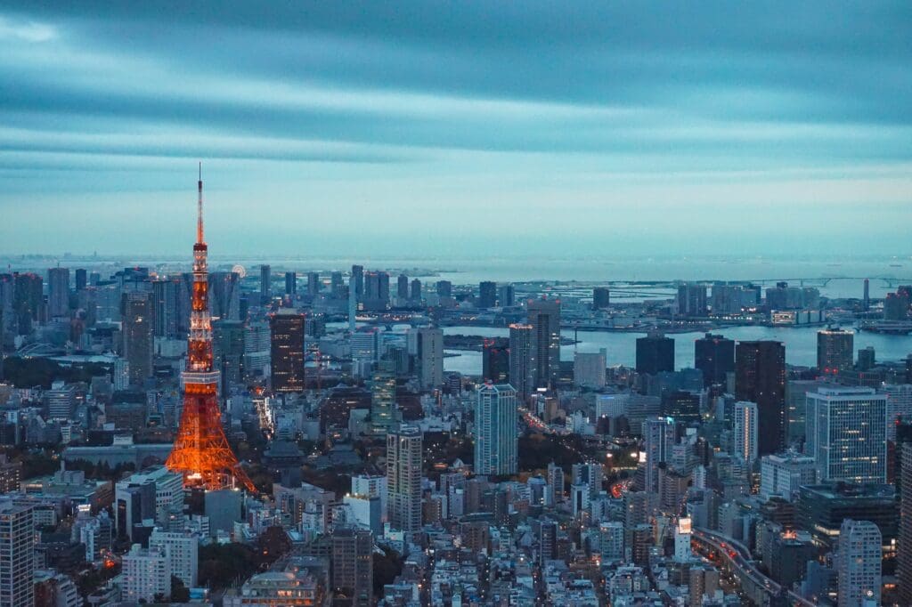 The best place to take a photo of the Tokyo Tower is at the viewing deck of Mori building in Roponggi Hills