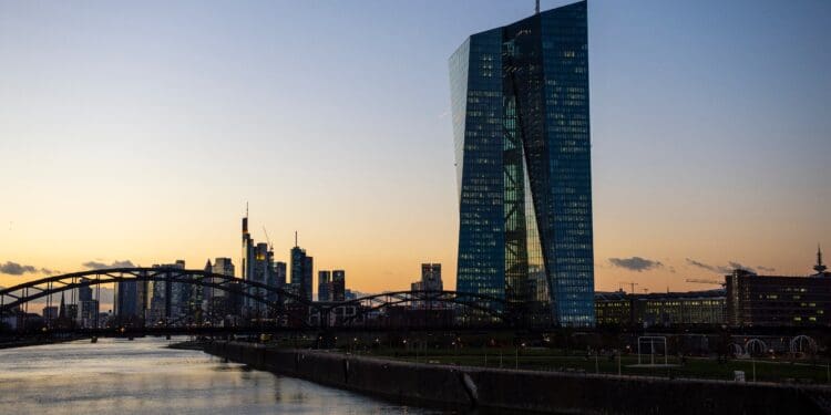 Blick von der Osthafenbrücke auf die EZB und die frankfurter Skyline bei SonnenuntergangView of the ECB and the Frankfurt skyline from the Osthafen Bridge at sunset
