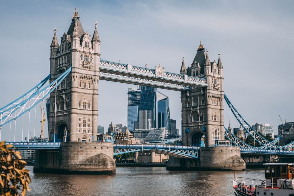 Early in the morning, to have the best light and less people. It was the last day of my trip in London which was wonderful and so sunny, nothing better to end it than seeing one of the best symbol of London!