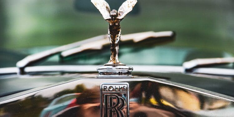 silver Rolls Royce emblem