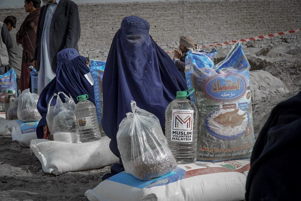 Women in Burka in Kunduz City on humanitarian Aid