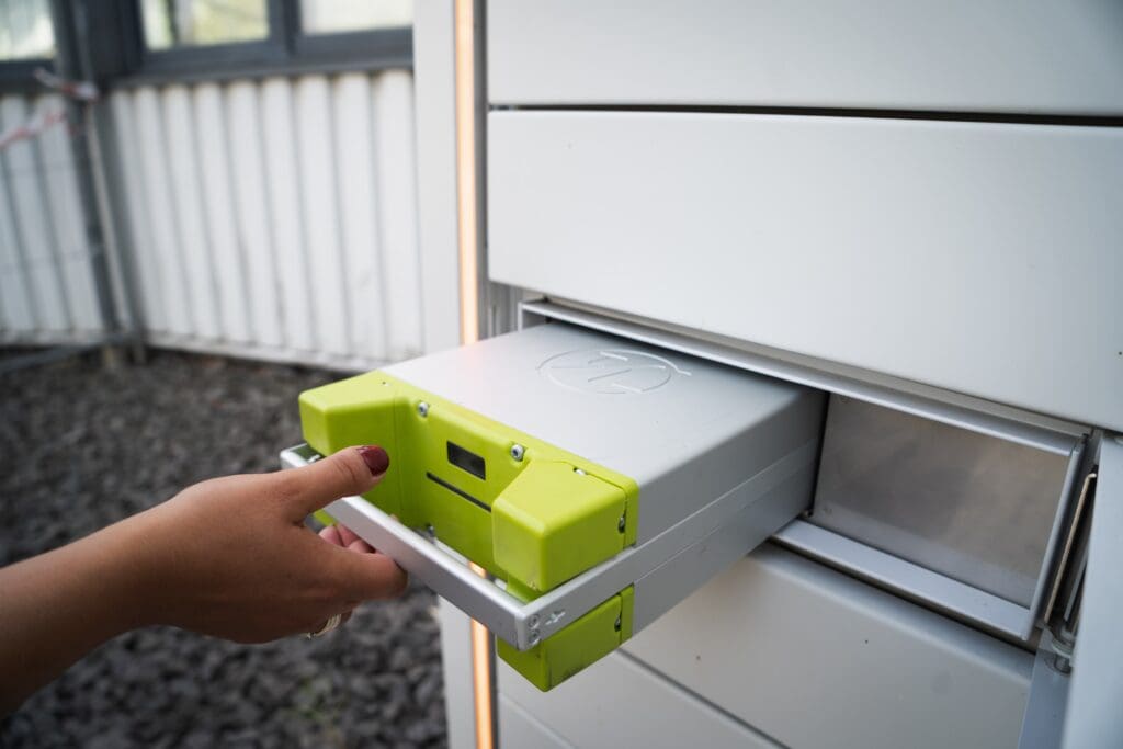 Battery sharing is growing steadily and fast. No time to charge your Battery? Shove it into the Swobbee charger and exchange your Kumpan Electric battery for a full one. As simple as that.💚