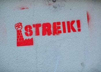STREIK! – STRIKE – labor union fight for employee & fair payment