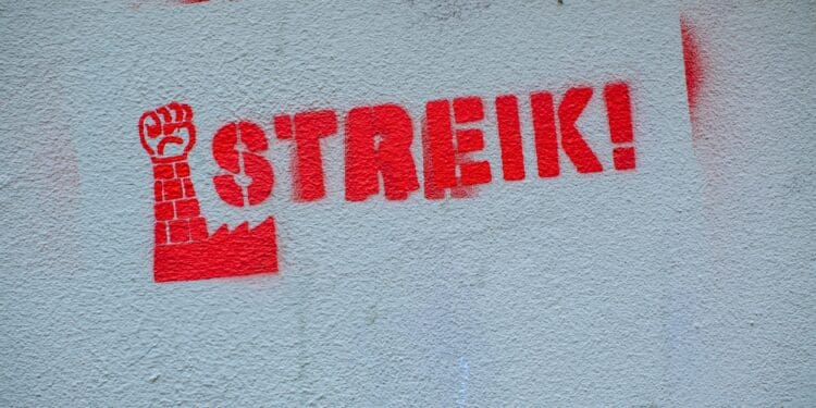 STREIK! – STRIKE – labor union fight for employee & fair payment