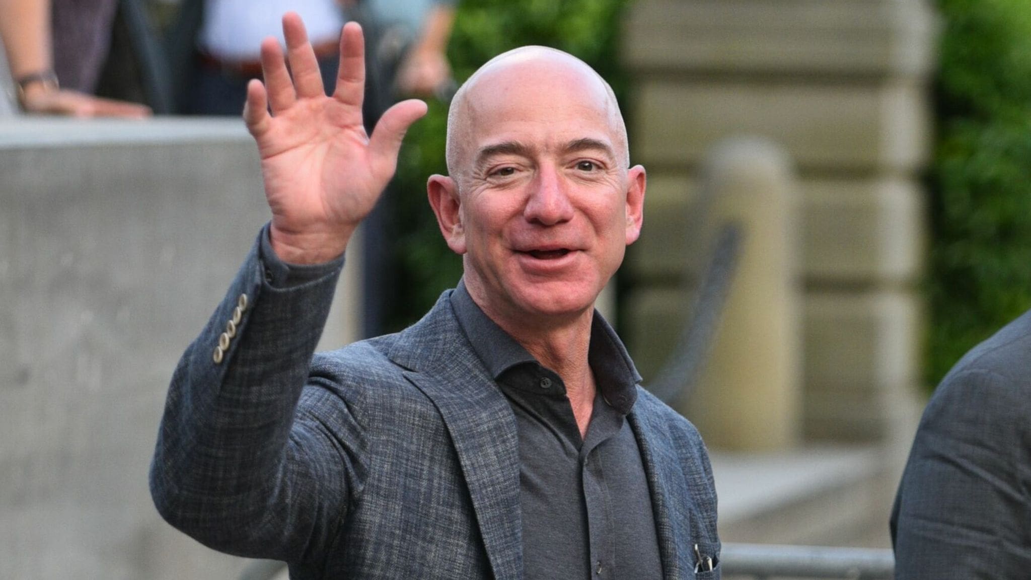 Jeff Bezos vydělal v roce 2023 každou hodinu přes 7,9 milionu dolarů