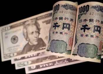 FILE PHOTO: Banknotes of Japanese yen and U.S. dollar are seen in this illustration picture taken September 23, 2022. REUTERS/Florence Lo/File Photo