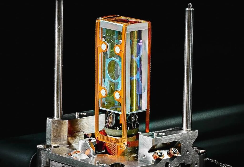 Trader Patrick Casey, left, and specialist Stephen Naughton work on the floor of the New York Stock Exchange, Friday, April 25, 2025. <noread>(AP Photo/Richard Drew)</noread>